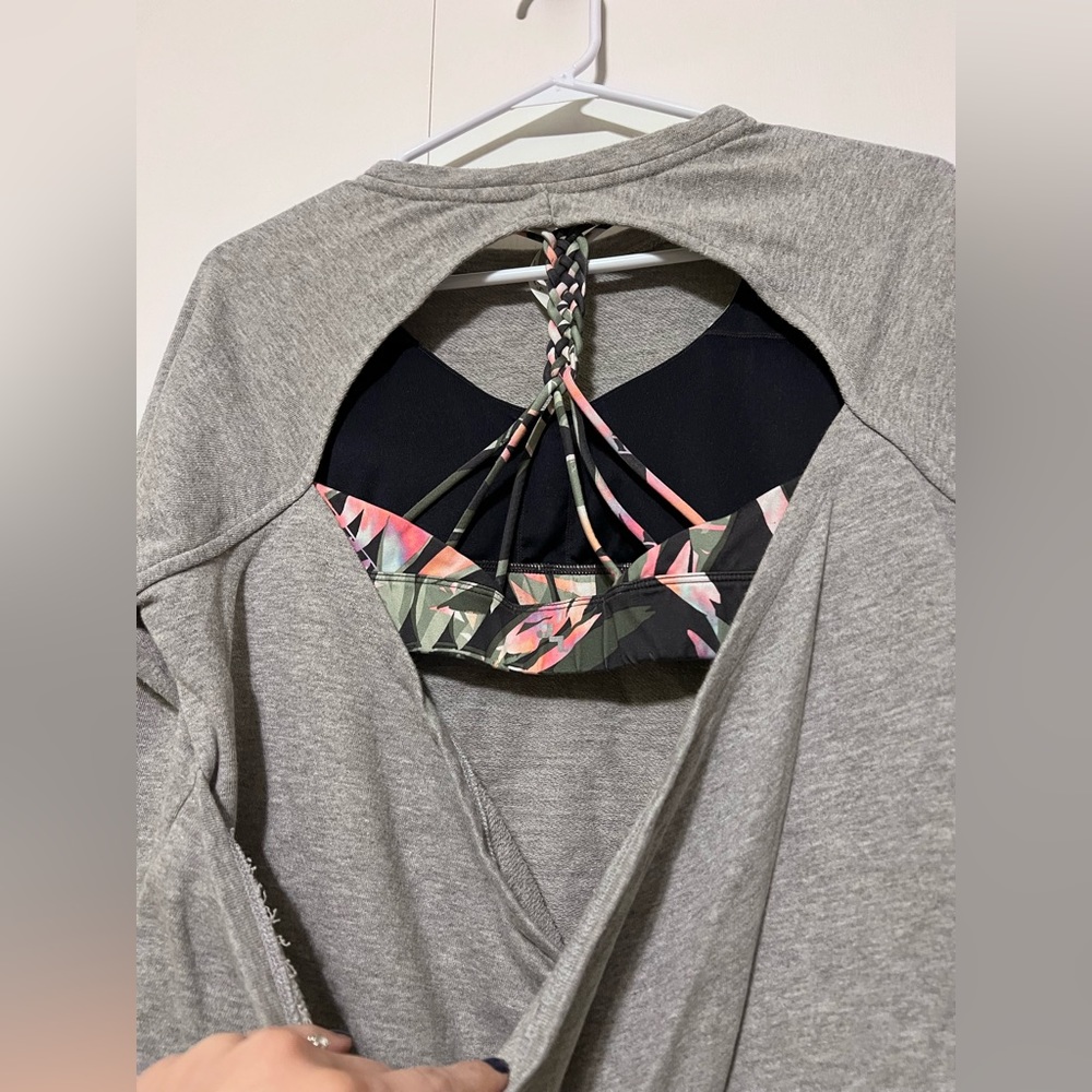 Fabletics yoga shirt. Grey yoga shirt.